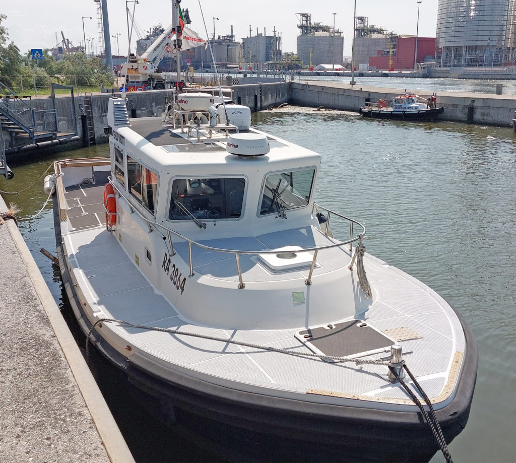 Lunghezza: 13,70 m. Larghezza: 4,10 m. Immersione: 01,10 m. Motorizzazione: n.02 motori da 500 hp. Velocità: A seconda della motorizzazione e del rapporto di riduzione 23 Knots. Serbatoi carburante: da 1600 lt a 2000 lt