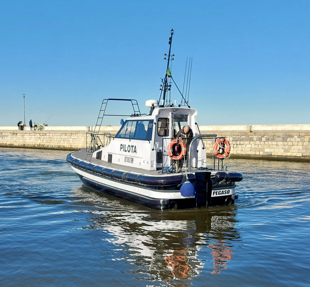 Lunghezza: 11,50 m. Larghezza: 3,50 m. Immersione: 0,90 m. Motorizzazione: n.02 motori da 280 hp a 500 hp. Velocita': a seconda della motorizzazione e del rapporto di riduzione oltre 26 knots. Serbatoi carburante: da 1400 lt a 2000 lt