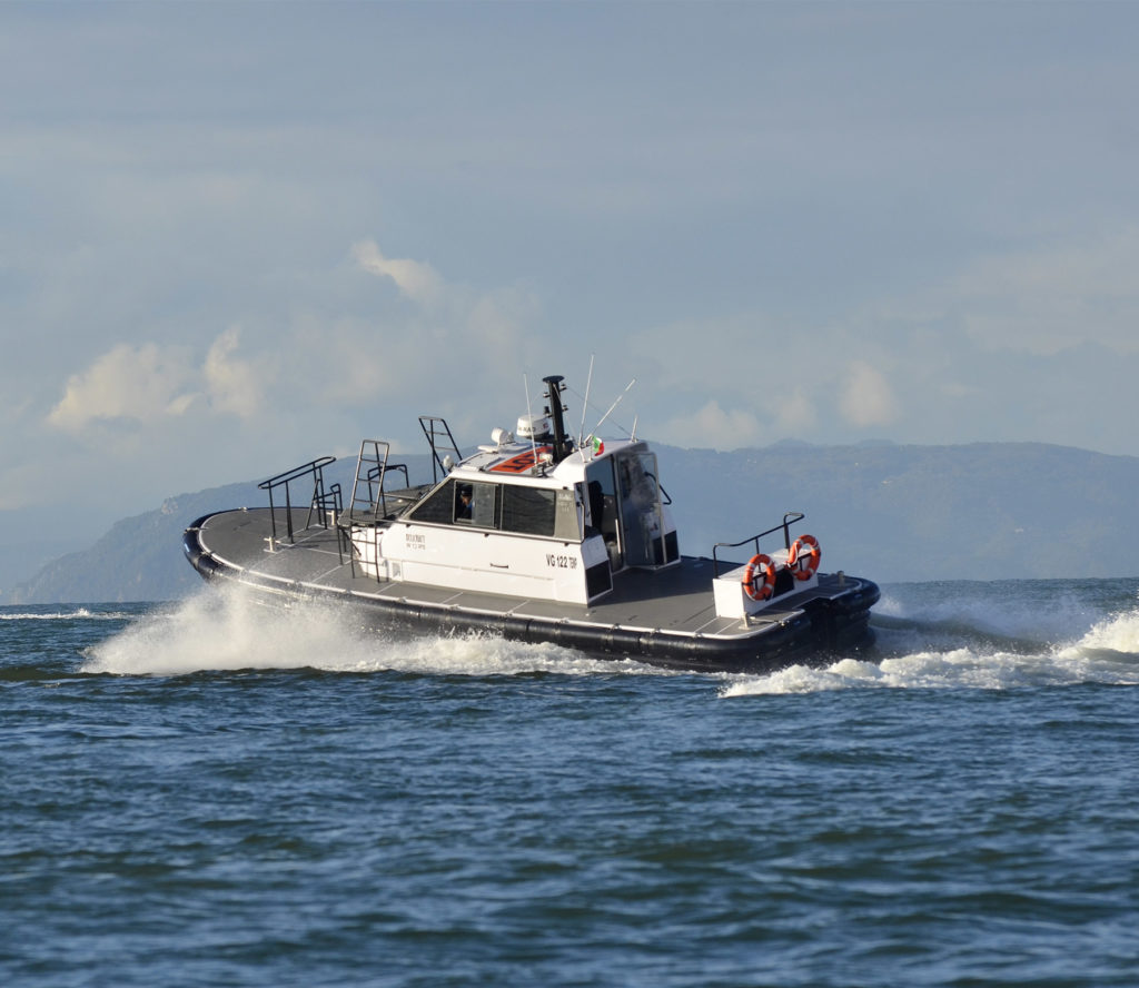 Lunghezza: 11,50 M. Larghezza: 3,50 M. Immersione: 0,90 M. Motorizzazione: N.02 Motori Da 280 Hp A 500 Hp. Velocita': A Seconda della motorizzazione e delrapporto di riduzione oltre 26 Knots. Serbatoi Carburante: Da 1400 Lt A 2000 Lt