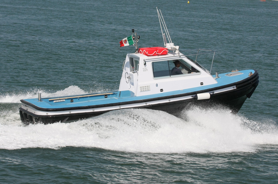 Lunghezza: mt 9,00. Larghezza: mt. 3,30. Immersione: mt. 0,90. Motorizzazione: da 2 per 180 hp a 2 per 400 hp. Velocità: a seconda della motorizzazione e del rapporto di riduzione circa 25 nodi