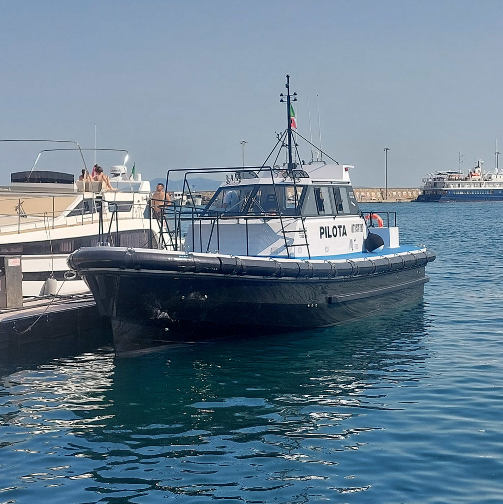 Lunghezza: mt. 11,96. Larghezza: mt. 4,00. Immersione: mt 0,90. Motorizzazione: n.02 motori Volvo Penta D8 (441 KW @ 3000 giri). Riduttori: 2 ZF 325 IV rid. 2.037:1. Velocità: 35 nodi