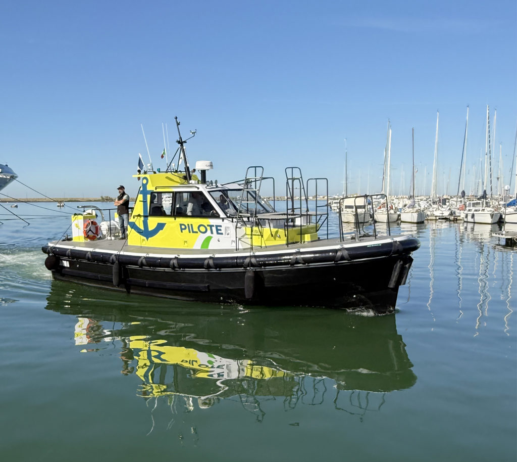 Lunghezza: mt. 11,96. Larghezza: mt. 4,00. Immersione: mt 0,90. Motorizzazione: n.02 motori Volvo Penta D8 IPS600. Velocità: 30 nodi